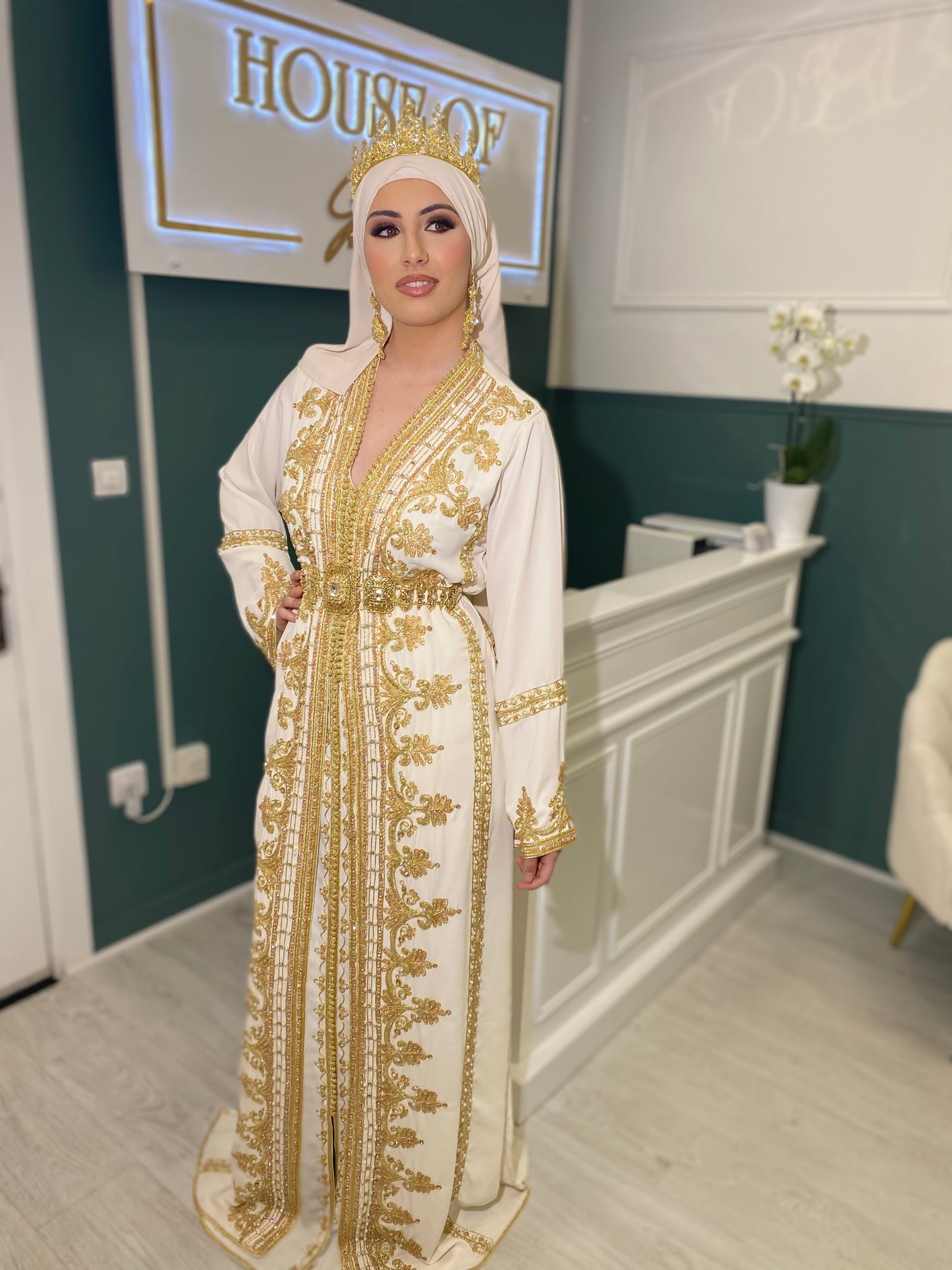 White and gold Takchita